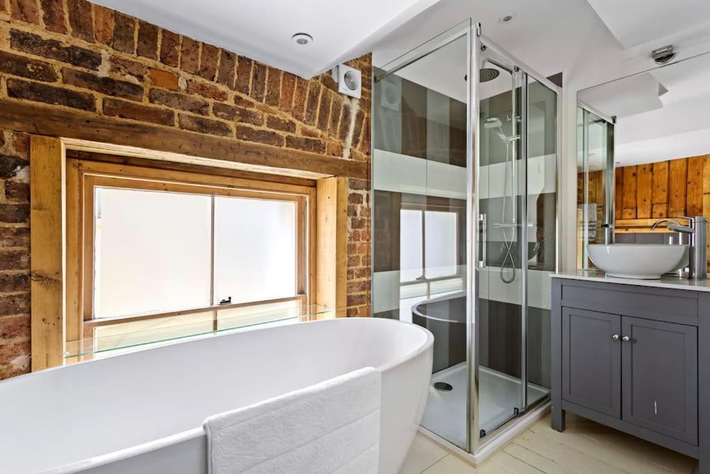 Luxurious Victorian, A Few Minutes From The Beach - Sleeps 2 Adults And Up To 3 Children Apartment St Leonards-on-Sea Exterior foto